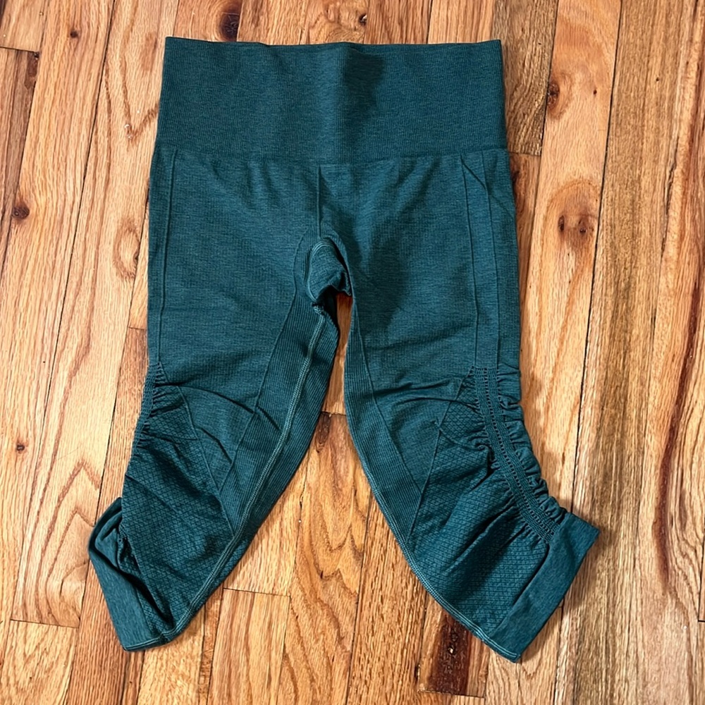 Lululemon in the flow crop